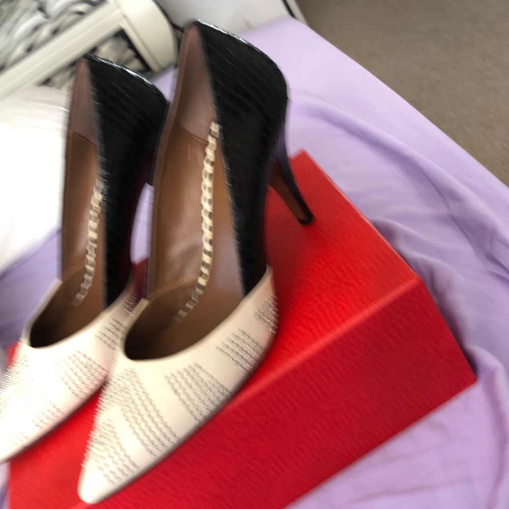 Brand new Donald Pliner cream black pumps